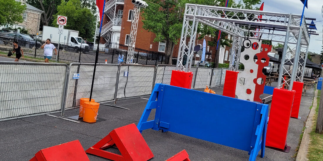 Parcours "Ninja Warrior" dans une rue | 123 Ninja Go | Parcours d'obstacles mobiles | Écoles • Camps • Festivals | SpartanFit