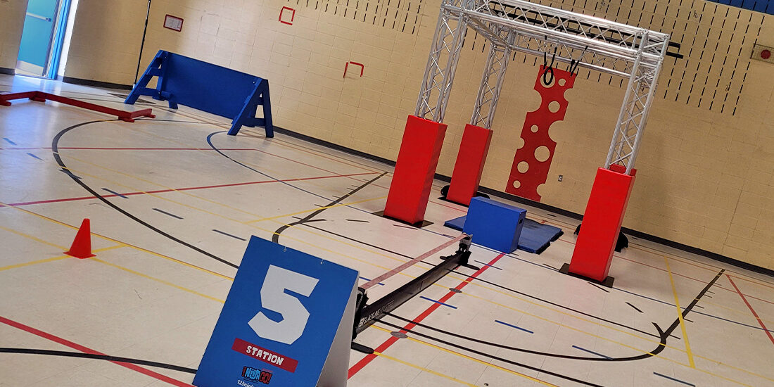 Parcours "Ninja Warrior" dans un gymnase | 123 Ninja Go | Parcours d'obstacles mobiles | Écoles • Camps • Festivals | SpartanFit