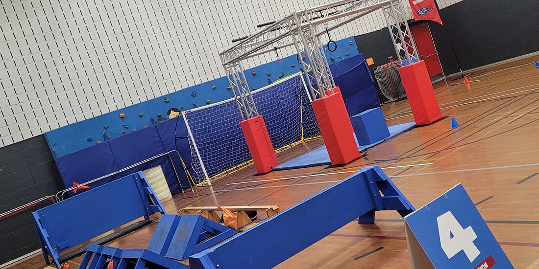 Parcours "Ninja Warrior" dans un gymnase | 123 Ninja Go | Parcours d'obstacles mobiles | Écoles • Camps • Festivals | SpartanFit