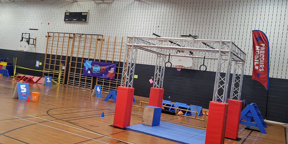 Parcours "Ninja Warrior" dans un gymnase | 123 Ninja Go | Parcours d'obstacles mobiles | Écoles • Camps • Festivals | SpartanFit